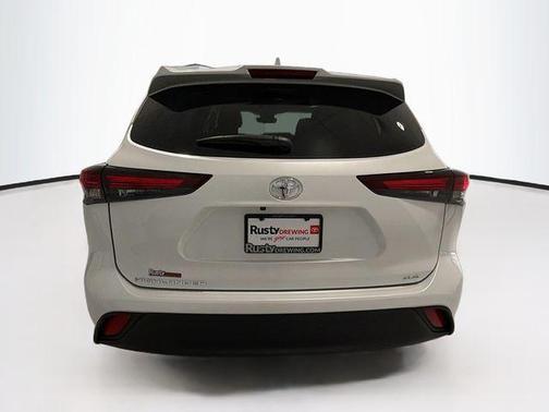 Pearl 2025 Toyota Highlander XLE