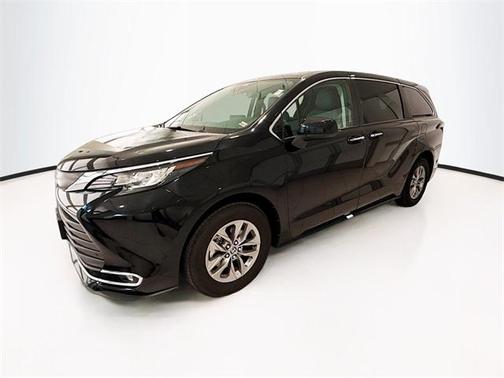 2023 Toyota Sienna XLE 8 Passenger