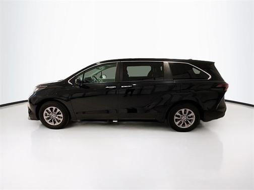 2023 Toyota Sienna XLE 8 Passenger