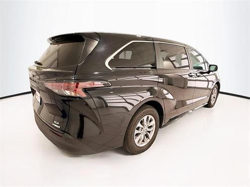 2023 Toyota Sienna XLE 8 Passenger