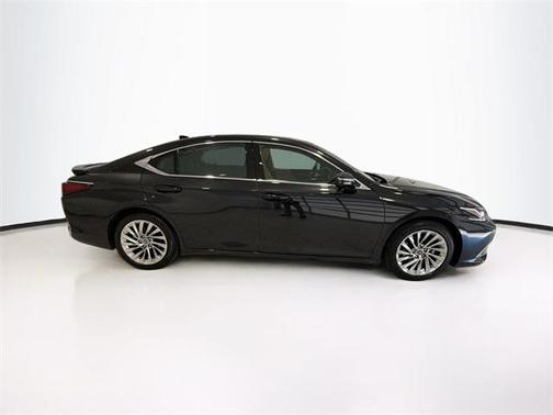 2023 Lexus ES 300h Ultra Luxury