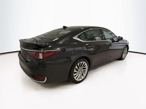 2023 Lexus ES 300h Ultra Luxury