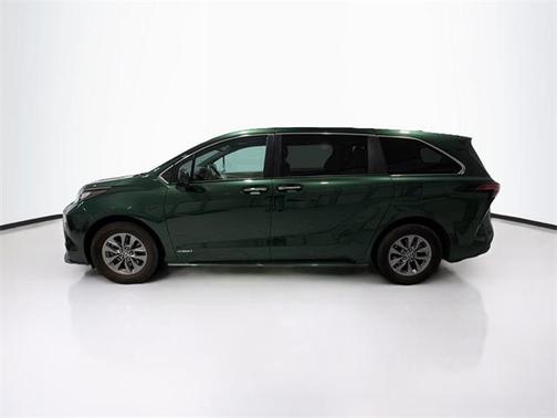 2021 Toyota Sienna XLE 8 Passenger