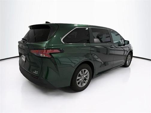 2021 Toyota Sienna XLE 8 Passenger