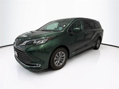 2021 Toyota Sienna XLE 8 Passenger