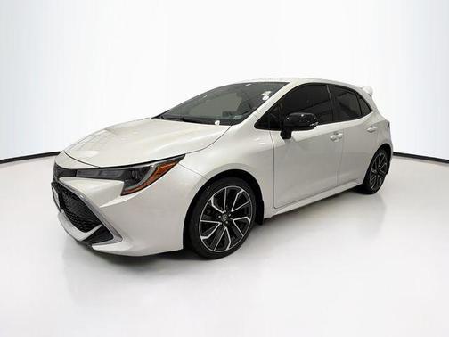Blizzard Pearl 2019 Toyota Corolla XSE