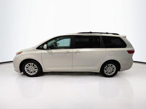 2016 Toyota Sienna XLE