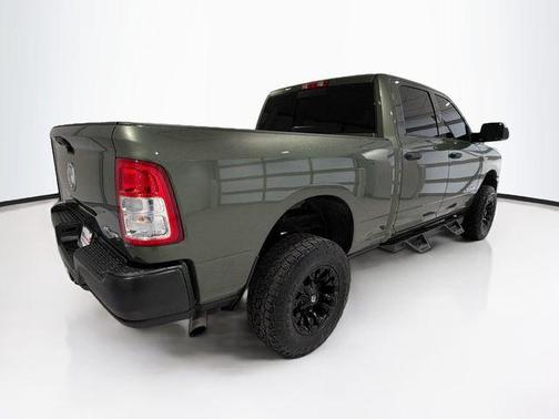 2022 RAM 2500 Tradesman Crew Cab 4x4 6'4' Box