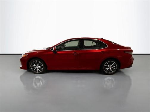 2022 Toyota Camry Hybrid XLE