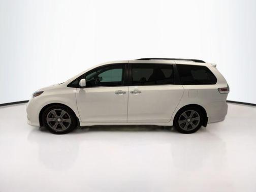 Super White 2017 Toyota Sienna SE