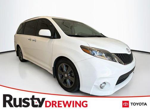 Super White 2017 Toyota Sienna SE