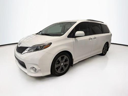 Super White 2017 Toyota Sienna SE