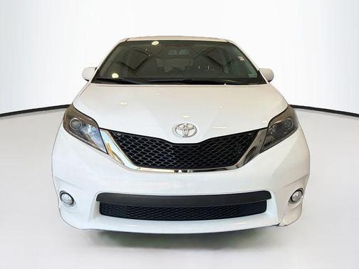 Super White 2017 Toyota Sienna SE