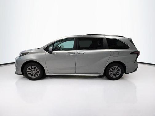 2025 Toyota Sienna LE