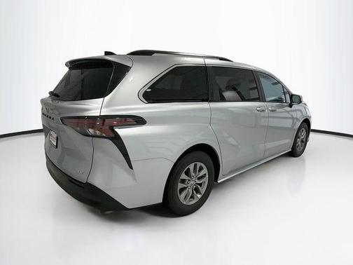 2025 Toyota Sienna LE