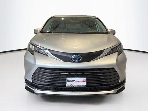 2025 Toyota Sienna LE