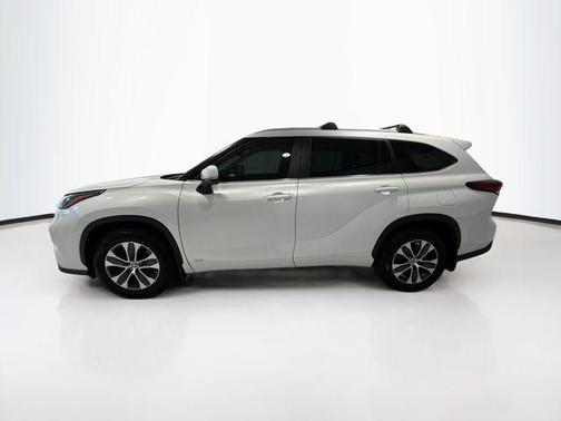 Pearl 2024 Toyota Highlander Hybrid XLE