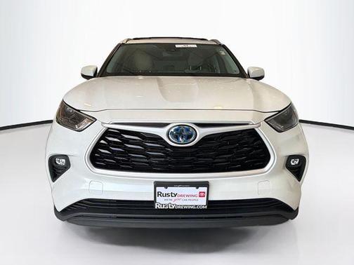 Pearl 2024 Toyota Highlander Hybrid XLE