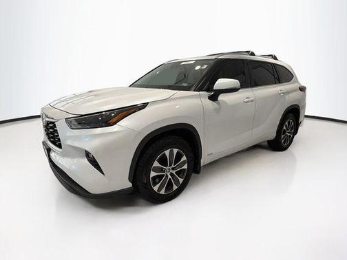 Pearl 2024 Toyota Highlander Hybrid XLE