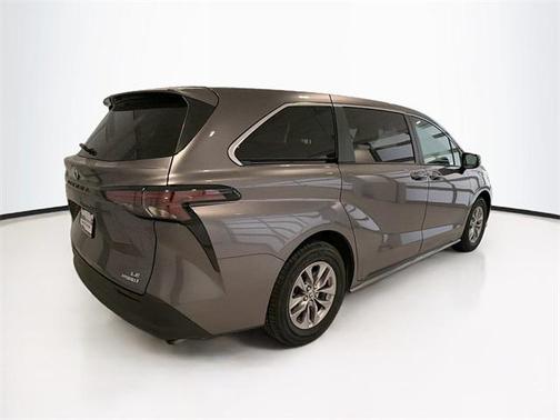 2024 Toyota Sienna LE