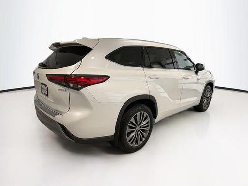 Blizzard Pearl 2021 Toyota Highlander Hybrid Platinum