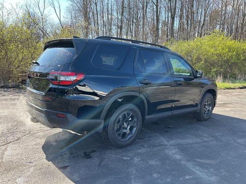 Crystal Black Pearl 2026 Honda Pilot TrailSport