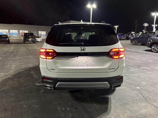 2025 Honda Pilot Touring 8-Passenger