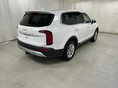 Glacial White Pearl 2022 Kia Telluride LX