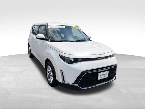 White 2025 Kia Soul LX