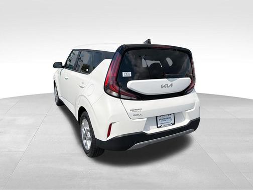 White 2025 Kia Soul LX