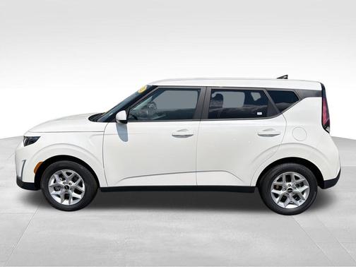 White 2025 Kia Soul LX