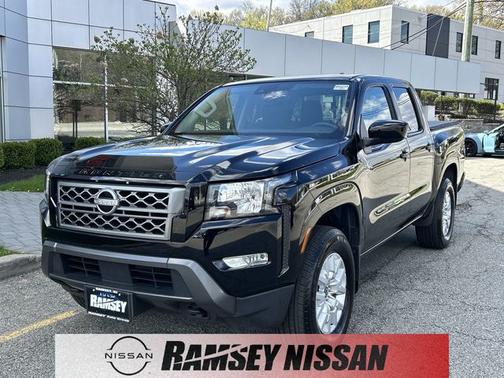 Black 2024 Nissan Frontier SV