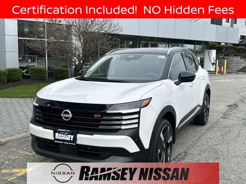 2t Wht Blk Roof 2025 Nissan Kicks SR