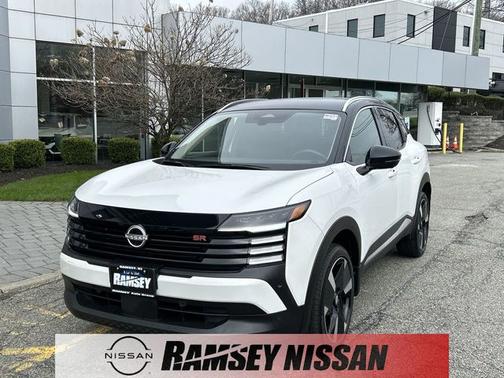 2t Wht Blk Roof 2025 Nissan Kicks SR
