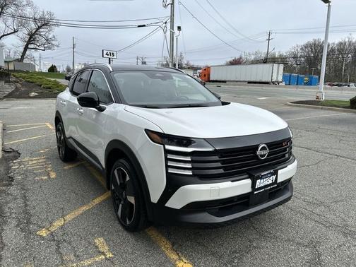 2t Wht Blk Roof 2025 Nissan Kicks SR