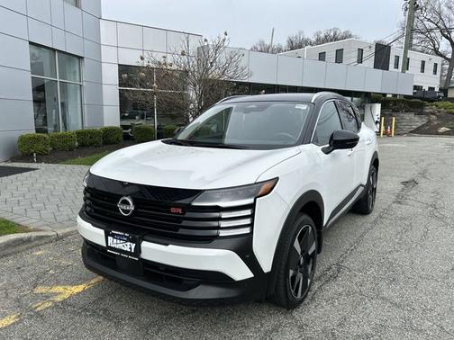 2t Wht Blk Roof 2025 Nissan Kicks SR