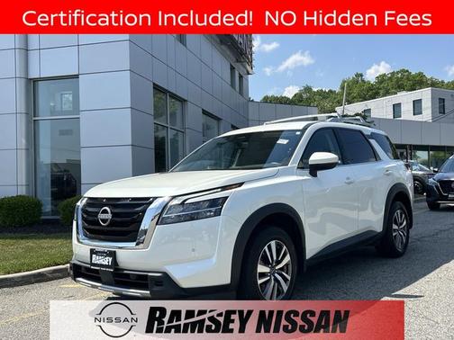 White 2024 Nissan Pathfinder SL