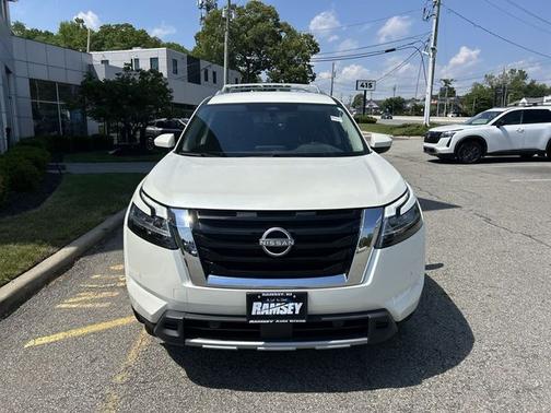 White 2024 Nissan Pathfinder SL