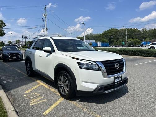 White 2024 Nissan Pathfinder SL