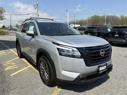 2022 Nissan Pathfinder SV