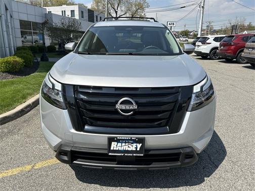 2022 Nissan Pathfinder SV