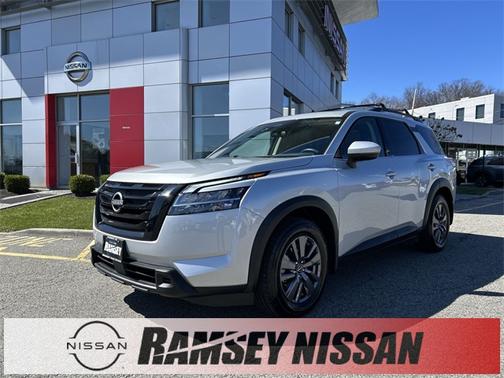 2022 Nissan Pathfinder SV