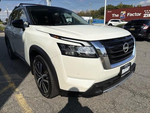 White 2024 Nissan Pathfinder Platinum