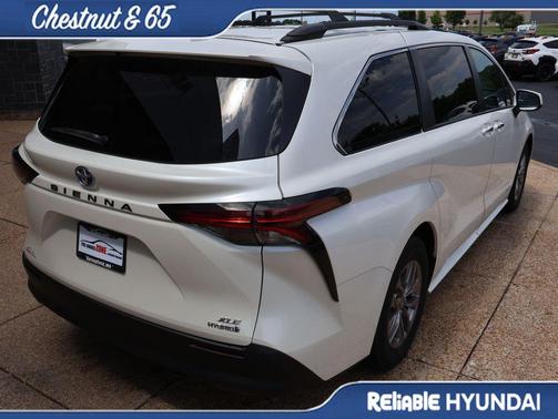 Blizzard Pearl 2021 Toyota Sienna XLE 8 Passenger