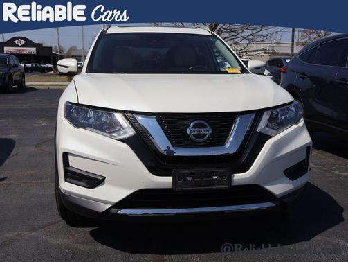 Pearl White Tricoat 2019 Nissan Rogue SV