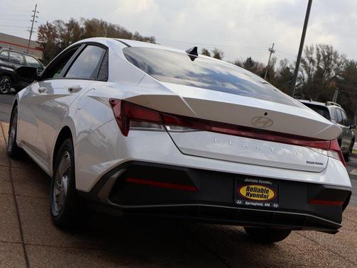 2025 Hyundai ELANTRA SE