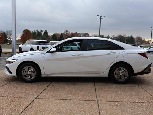 2025 Hyundai ELANTRA SE