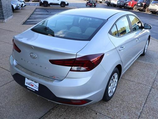 2019 Hyundai ELANTRA SE