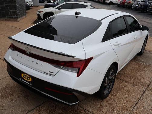 2025 Hyundai ELANTRA HEV SEL Sport