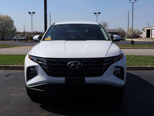 White Pearl 2024 Hyundai TUCSON SE